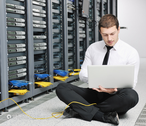 輕的IT工程師商務(wù)人員與薄的現(xiàn)代鋁筆記本電腦網(wǎng)絡(luò)服務(wù)器機房 計算機網(wǎng)絡(luò)工程